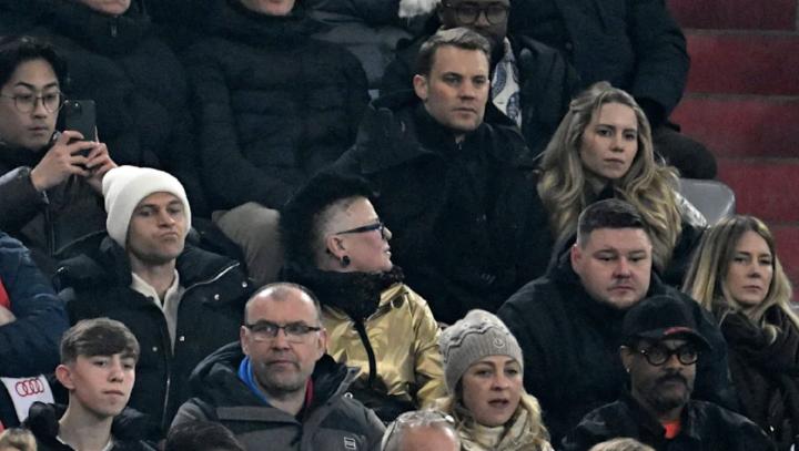 安联球场暖心一刻，诺伊尔基米希携眷观赛；拜仁欧冠之旅继续前行。