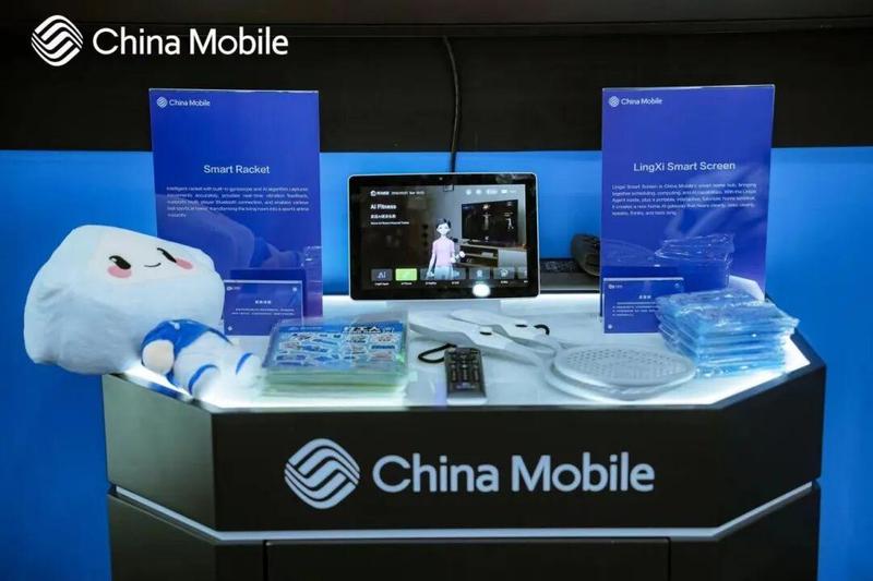  AI硬件竞争升级，中国移动灵犀屏悄然破局；家庭中枢新形态，差异化路径引关注。 IT技术