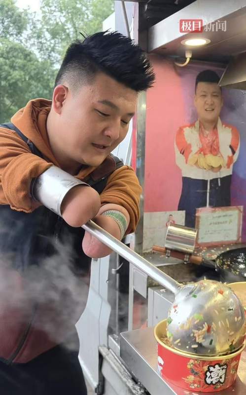  断臂人生路漫漫，泳池夺冠后转战灶台；无臂单亲爸坚持夜市炒饭，骨髓捐献温暖妹妹心。 情感心理