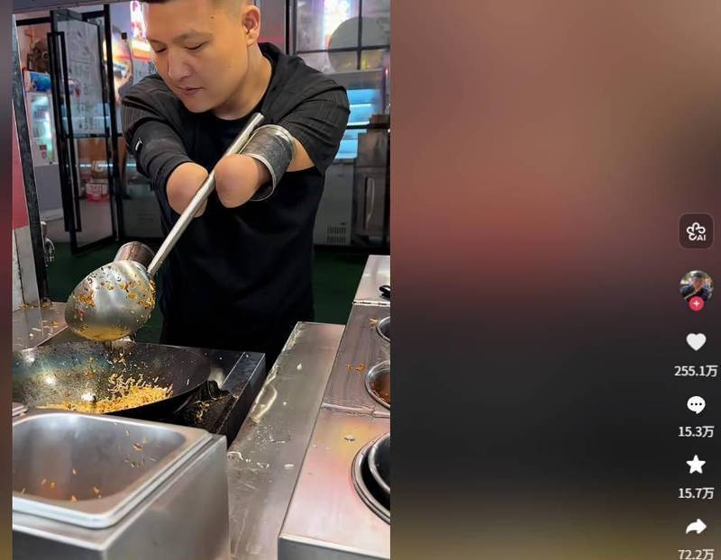  断臂人生路漫漫，泳池夺冠后转战灶台；无臂单亲爸坚持夜市炒饭，骨髓捐献温暖妹妹心。 情感心理