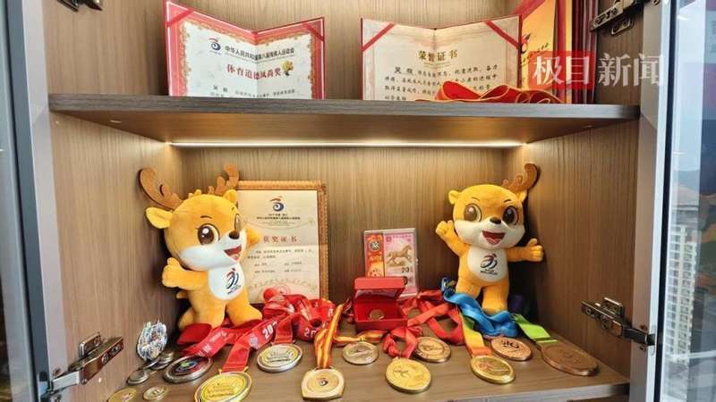  断臂人生路漫漫，泳池夺冠后转战灶台；无臂单亲爸坚持夜市炒饭，骨髓捐献温暖妹妹心。 情感心理