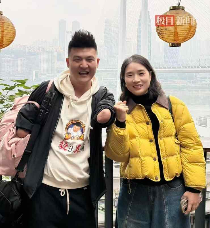  断臂人生路漫漫，泳池夺冠后转战灶台；无臂单亲爸坚持夜市炒饭，骨髓捐献温暖妹妹心。 情感心理