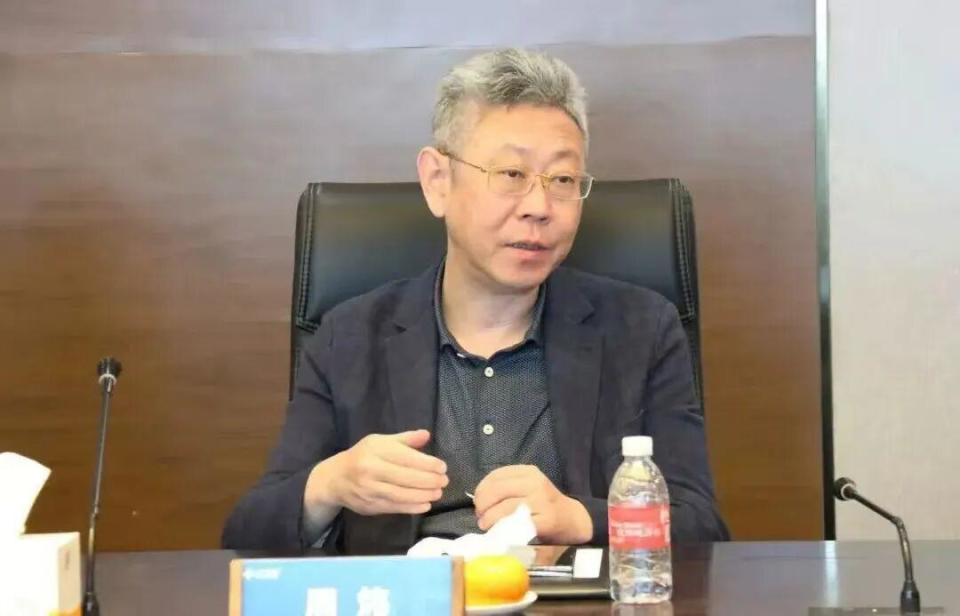  周炜单位行贿案二审改判减轻刑责；卫宁健康需反思治理短板。 企业服务