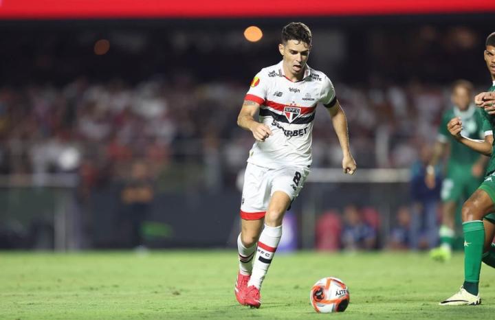 奥斯卡职业生涯面临转折;巴西媒体透露其与圣保罗的解约协商;健康因素促使球员选择新方向。 体育新闻