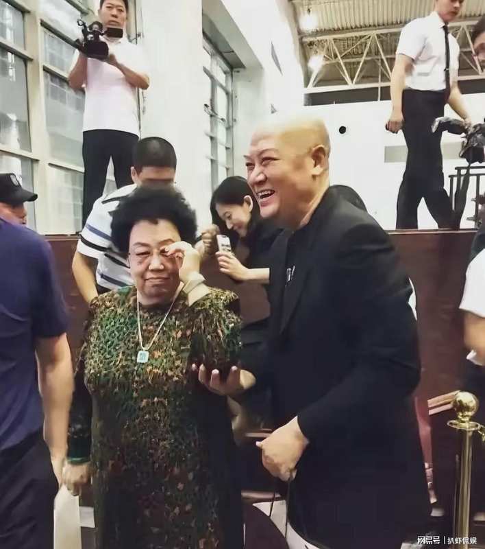 豪门传承之谜:百亿资产背后的逻辑与分配推演 股票财经 豪门传承之谜:百亿资产背后的逻辑与分配推演 股票财经