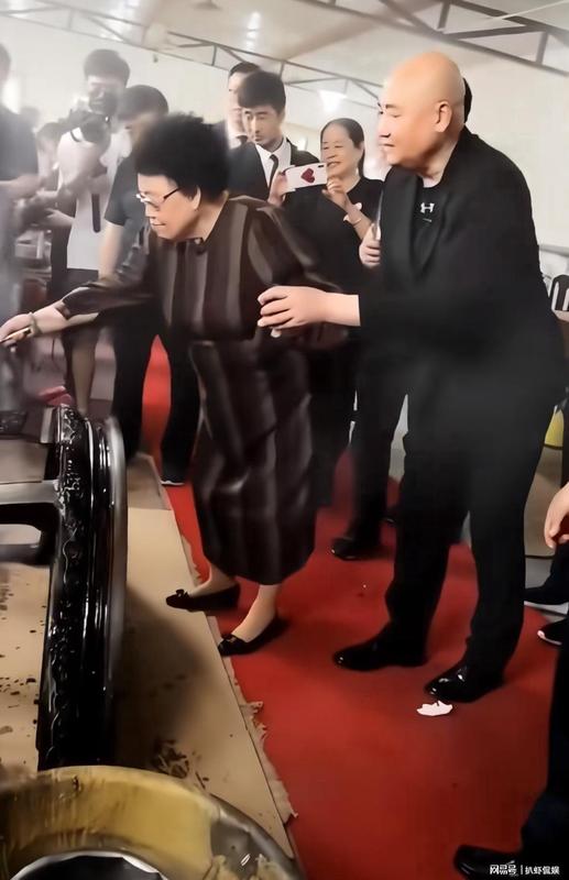 豪门传承之谜:百亿资产背后的逻辑与分配推演 股票财经 豪门传承之谜:百亿资产背后的逻辑与分配推演 股票财经