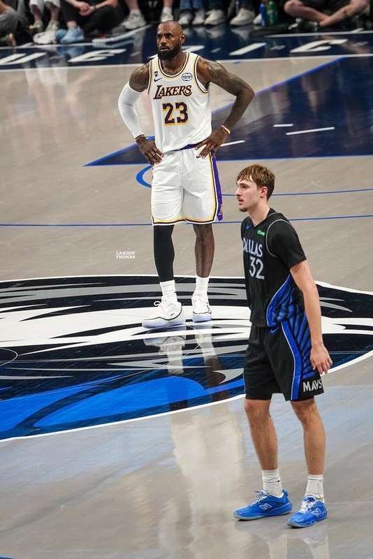  老将的温柔：当詹姆斯遇见下一个自己 体育新闻