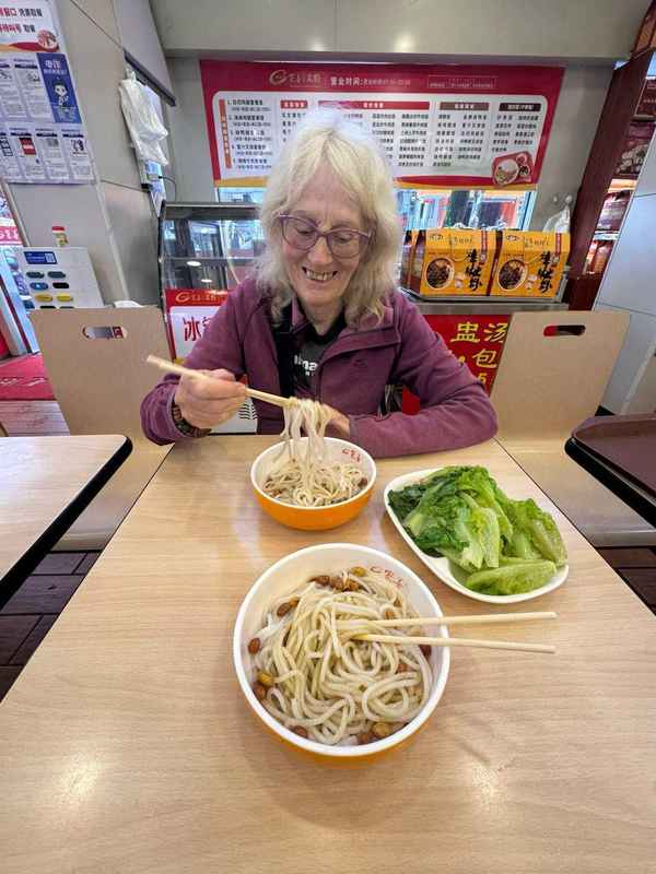 银发背包客的数字化生存指南:74岁英国奶奶中国独行方案全拆解 新闻 银发背包客的数字化生存指南:74岁英国奶奶中国独行方案全拆解 新闻