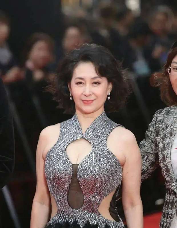 别让年龄偷走你的美:63岁何超琼用五套造型证明——真正的魅力从不怕时光 情感心理